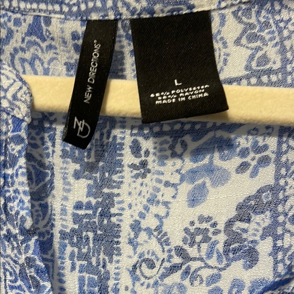 New Directions Blue Buttoned Blouse with Mandarin Collar Size Large PTP 22” EUC - Picture 4 of 5